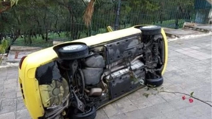 Υμηττός: Αναποδογύρισε ταξί στη μέση του δρόμου (εικόνες)